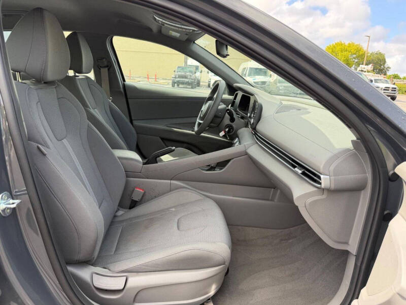 2024 Hyundai Elantra SE