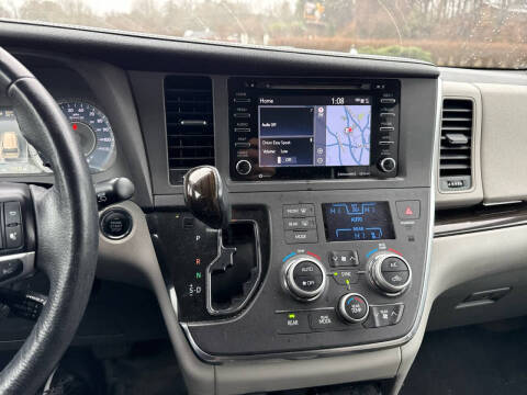 2018 Toyota Sienna XLE 7-Passenger Auto Access Seat