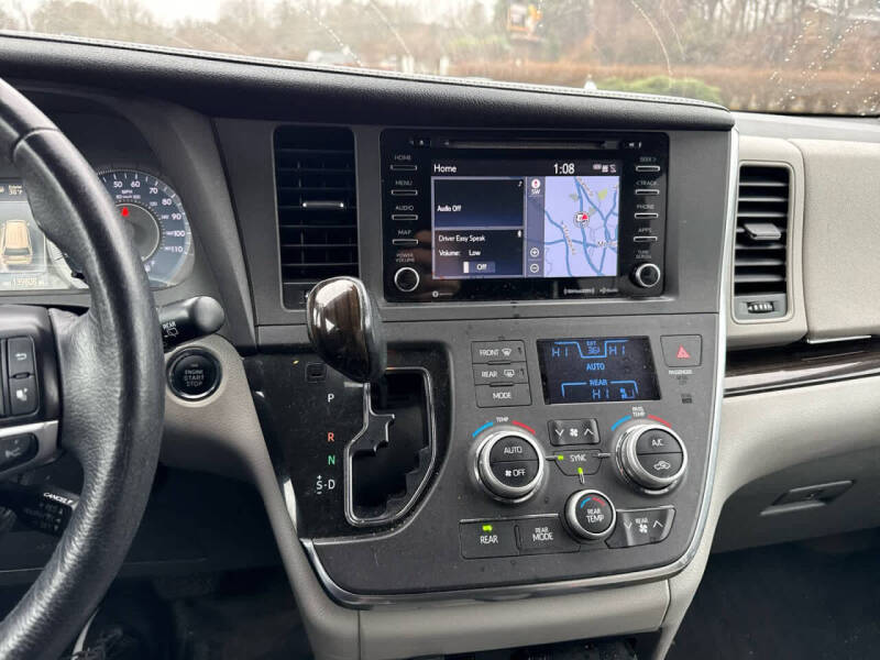 2018 Toyota Sienna XLE 7-Passenger Auto Access Seat