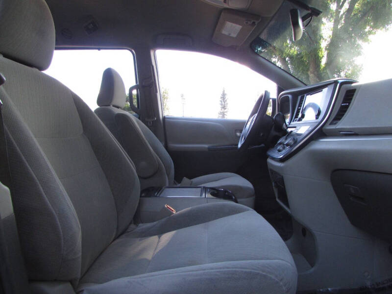 2017 Toyota Sienna LE 8-Passenger