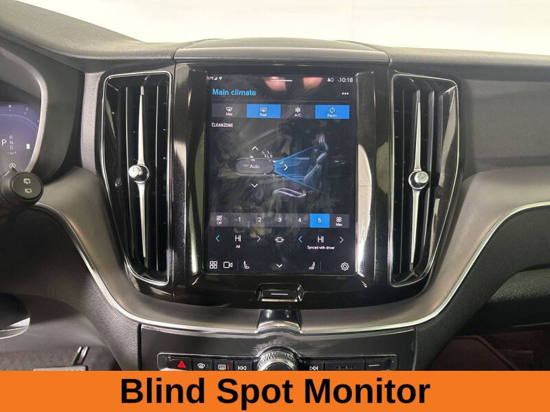 2024 Volvo XC60 B5 Core Dark Theme