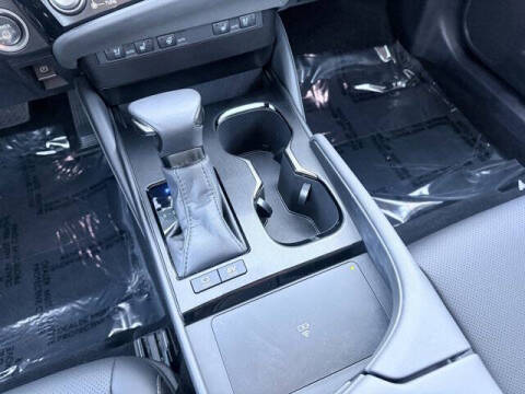 2025 Lexus ES 300h F SPORT Design