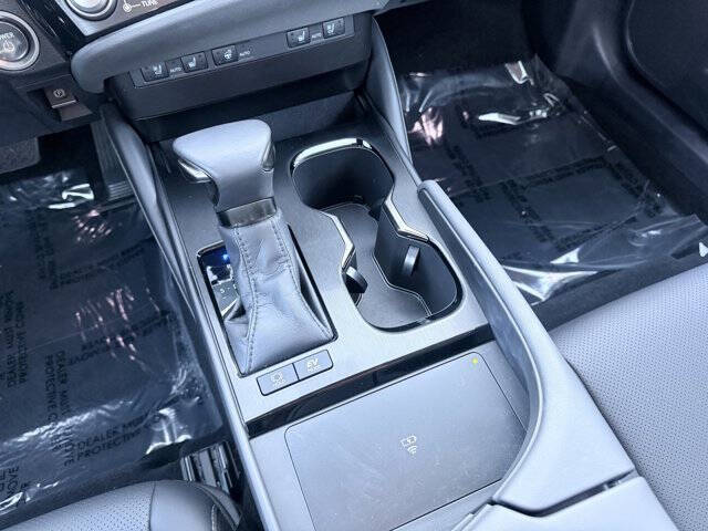 2025 Lexus ES 300h F SPORT Design