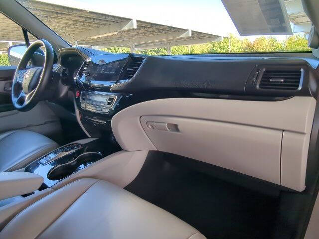 2022 Honda Pilot Touring w/Rear Captain's Chairs