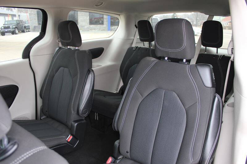 2022 Chrysler Voyager LX