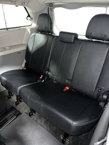 2012 Toyota Sienna SE 8-Passenger