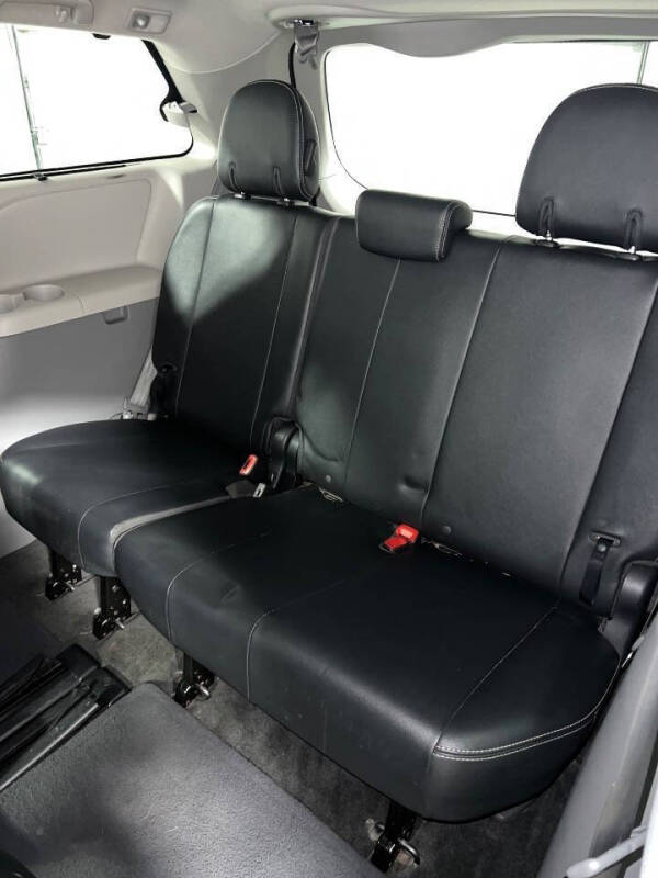 2012 Toyota Sienna SE 8-Passenger