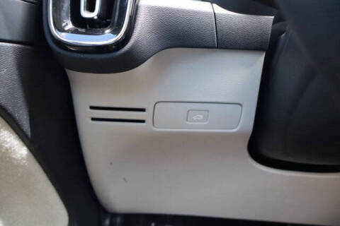 2023 Volvo XC40 B5 Plus Bright Theme