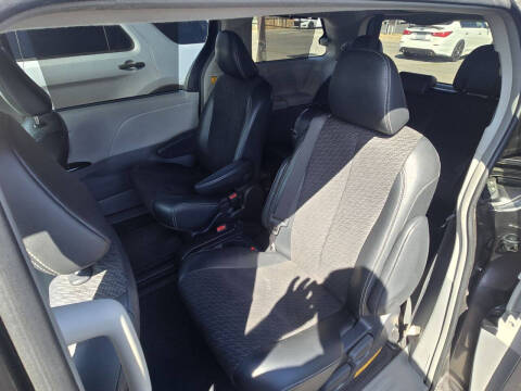 2013 Toyota Sienna SE 8-Passenger