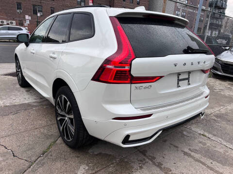 2025 Volvo XC60 B5 Plus Dark Theme