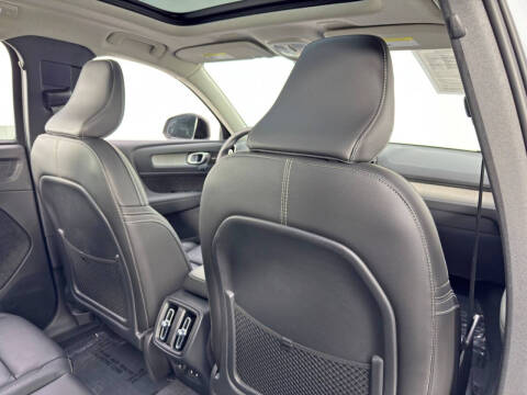 2023 Volvo XC40 B5 Ultimate Dark Theme