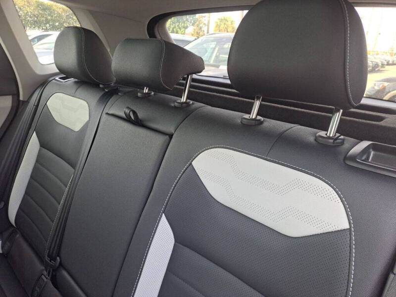 2025 Volkswagen Taos SEL 4Motion