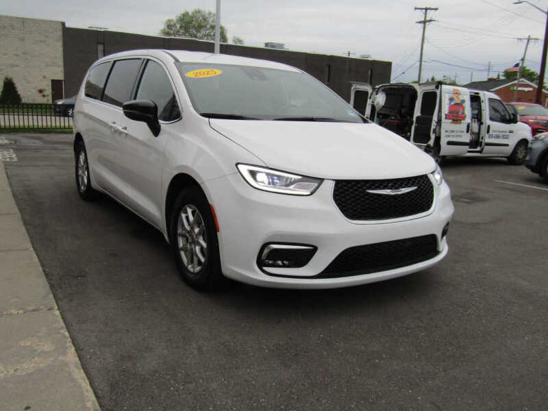 2025 Chrysler Pacifica Select