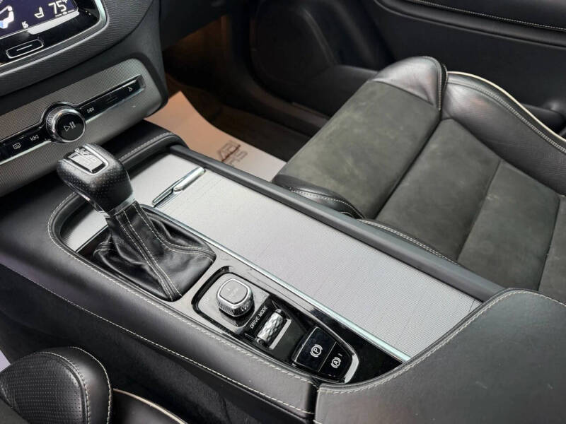 2017 Volvo XC90 T6 R-Design