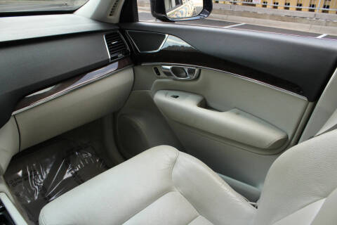 2016 Volvo XC90 T6 Momentum