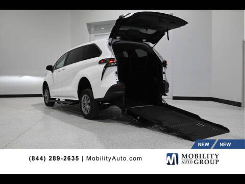 2025 Toyota Sienna LE 8-Passenger