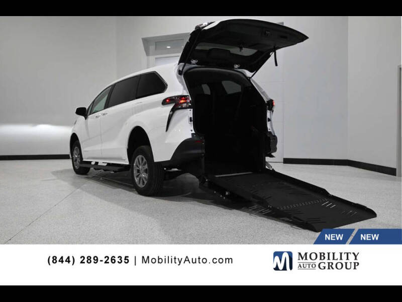 2025 Toyota Sienna LE 8-Passenger