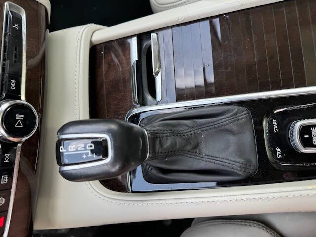 2016 Volvo XC90 T6 Momentum