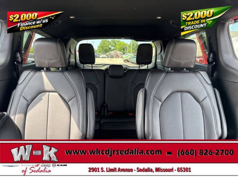 2027 Chrysler Pacifica Select