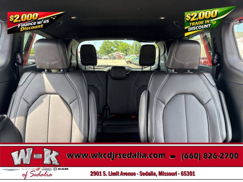 2027 Chrysler Pacifica Select