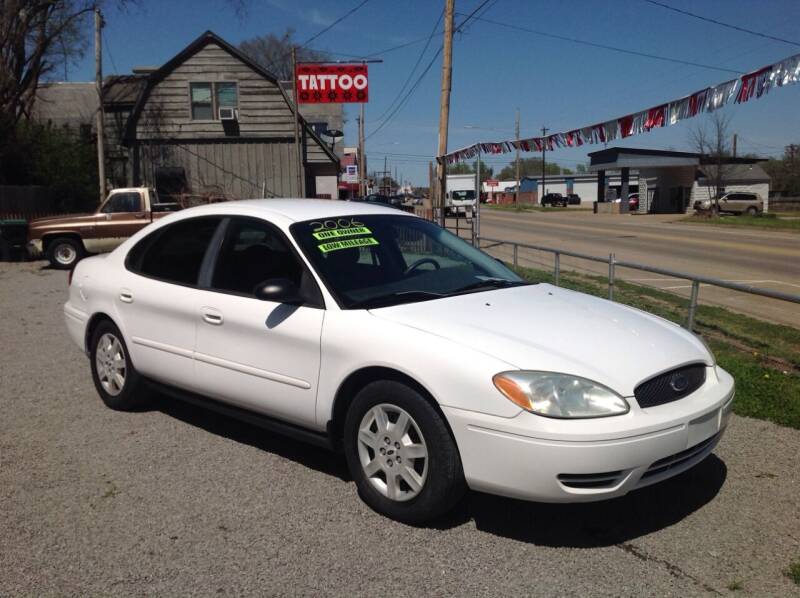 2006 Ford Taurus for sale at GIB'S AUTO SALES in Tahlequah OK