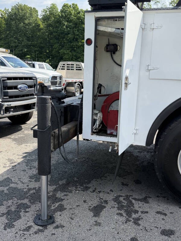 2001 Peterbilt 330