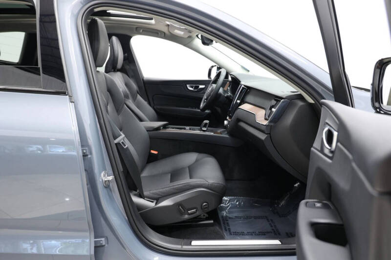 2024 Volvo XC60 B5 Plus Dark Theme