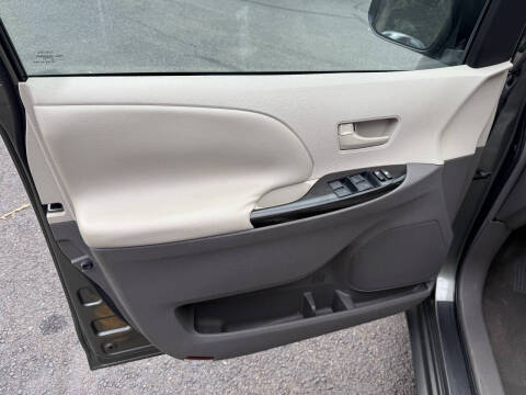 2011 Toyota Sienna LE 8-Passenger