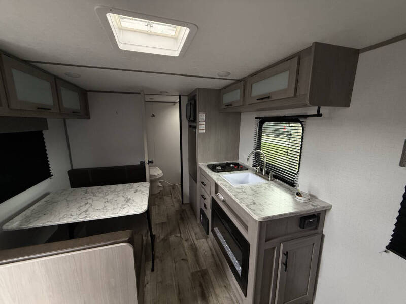 2024 Coleman CM17R24