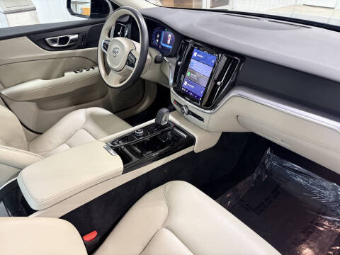 2024 Volvo S60 Recharge T8 Core Dark Theme