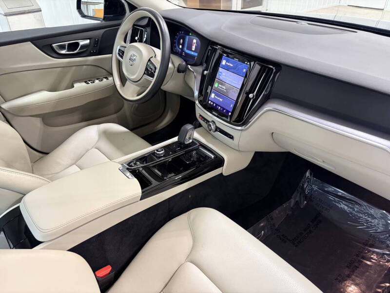 2024 Volvo S60 Recharge T8 Core Dark Theme