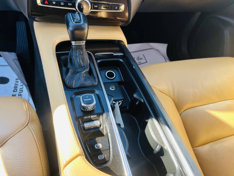 2016 Volvo XC90 T6 Momentum