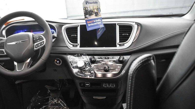 2025 Chrysler Pacifica Select