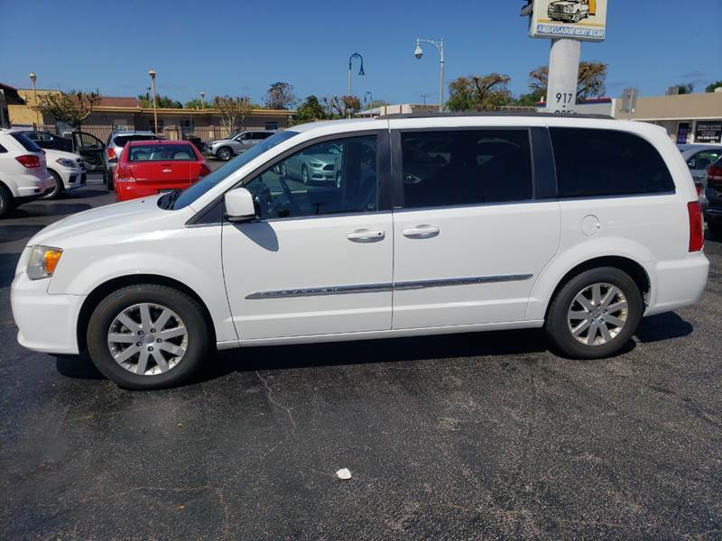 2014 CHRYSLER Town and Country Minivan - $10,995