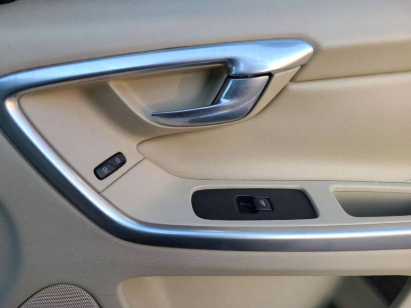 2016 Volvo XC60 T5 Drive-E Premier