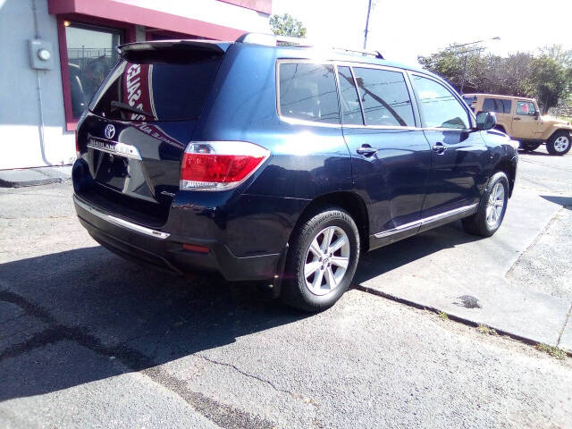 2013 Toyota Highlander for sale at Pinnacle Auto Sales in New Bedford, MA