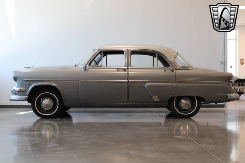 1954 Ford Crestline
