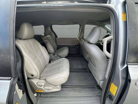 2014 Toyota Sienna XLE 8-Passenger
