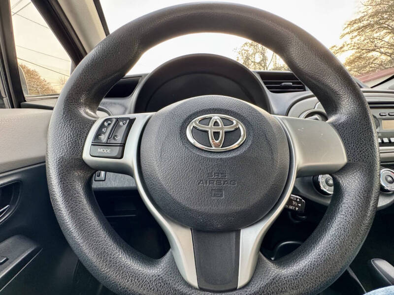 2013 Toyota Yaris 5-Door LE
