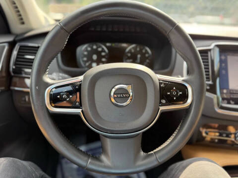 2016 Volvo XC90 T6 Momentum