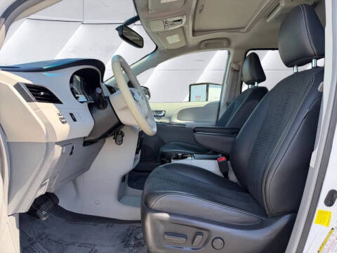 2012 Toyota Sienna SE 8-Passenger