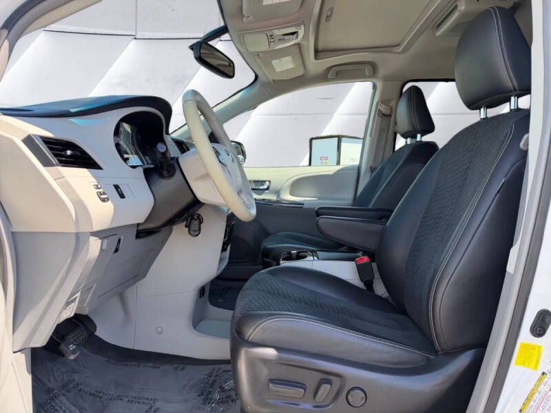 2012 Toyota Sienna SE 8-Passenger