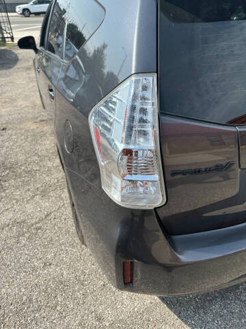 2014 Toyota Prius v Five