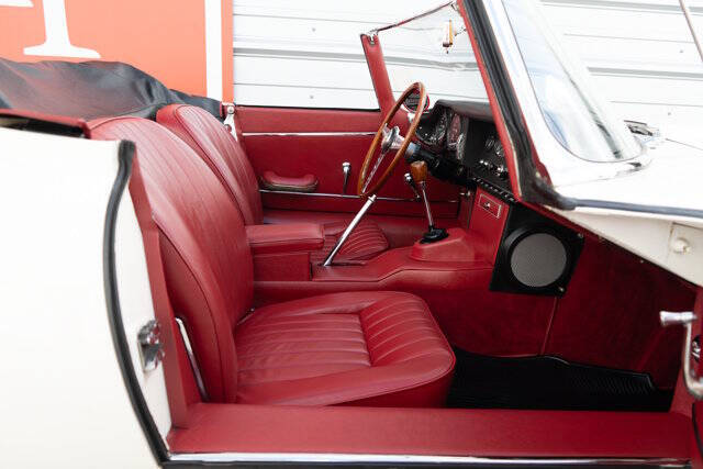 1966 Jaguar E-Type 24