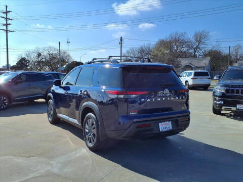 2024 Nissan Pathfinder SV