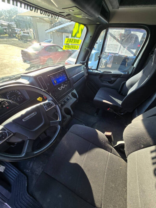 2024 Freightliner M2 106
