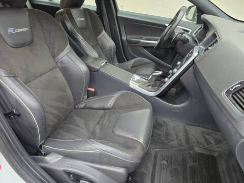 2015 Volvo V60 T6 R-Design Platinum