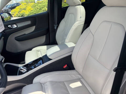 2023 Volvo XC40 B5 Plus Bright Theme