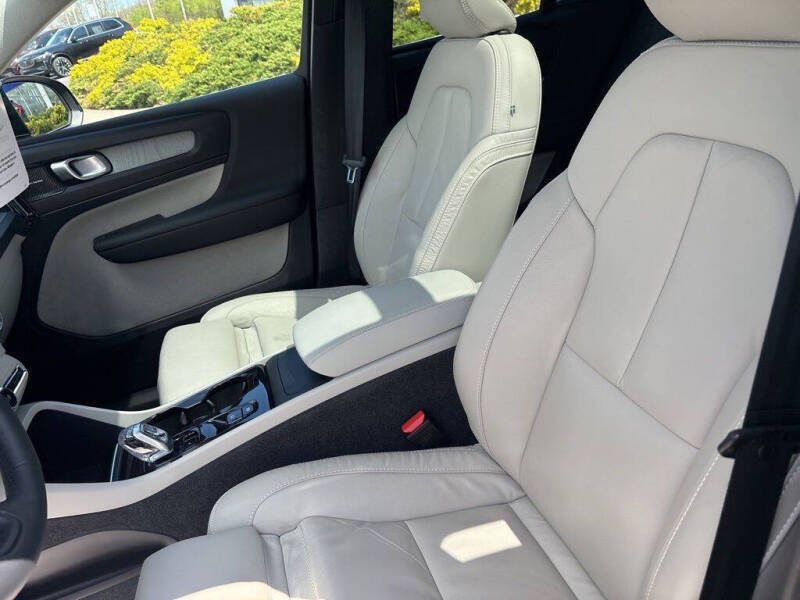 2023 Volvo XC40 B5 Plus Bright Theme