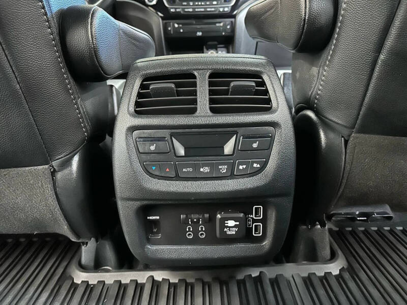 2021 Honda Pilot Touring w/Rear Captain's Chairs